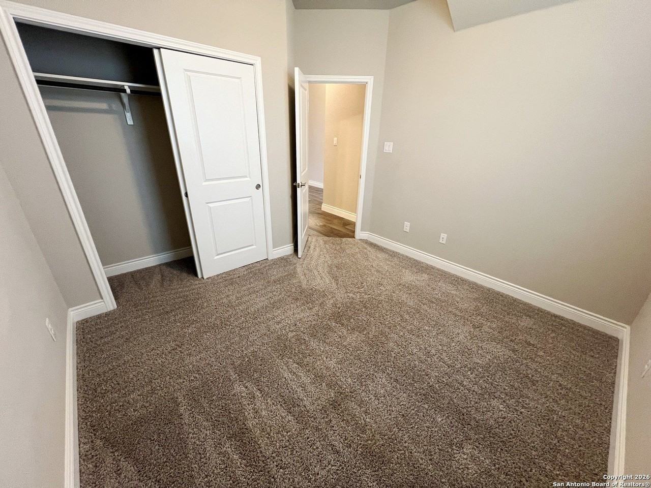 1180 Cadogan Squire - Photo 4 of 34