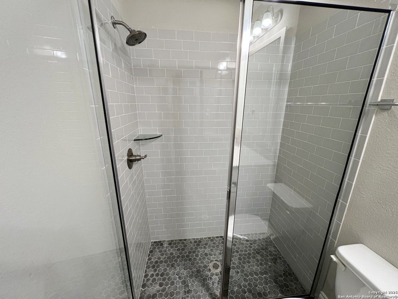 1180 Cadogan Squire - Photo 6 of 34