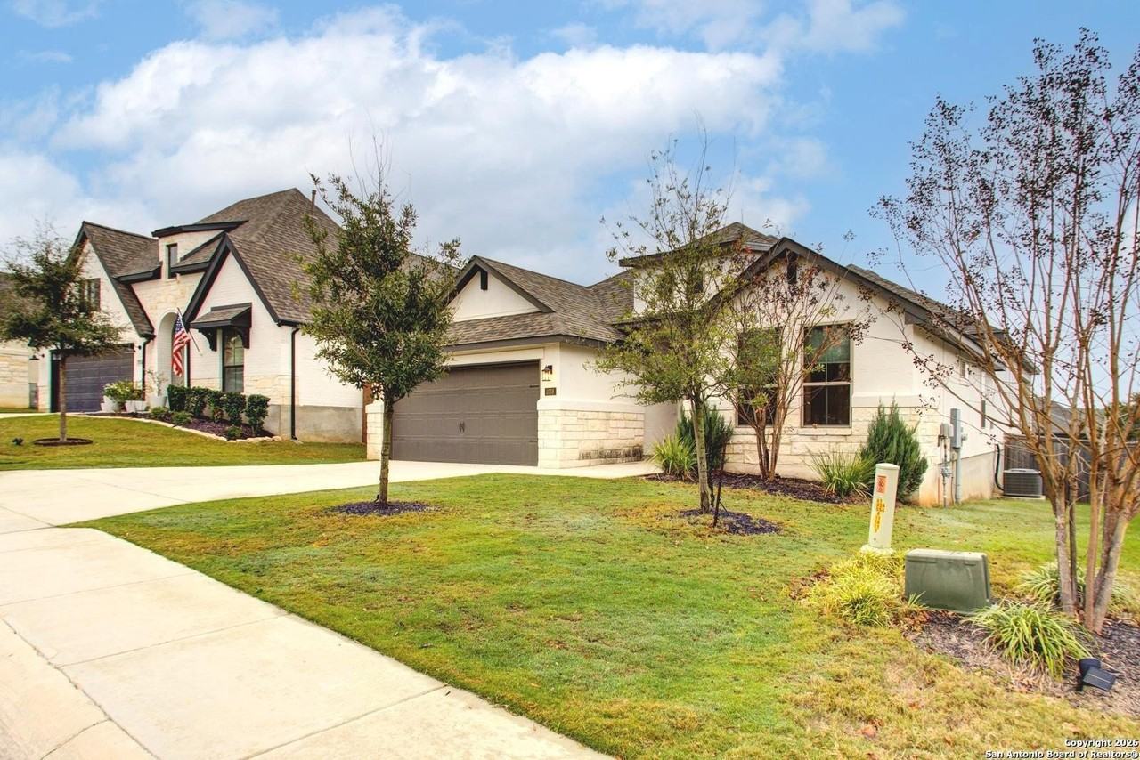 1038 Cadogan Squire - Photo 2 of 36