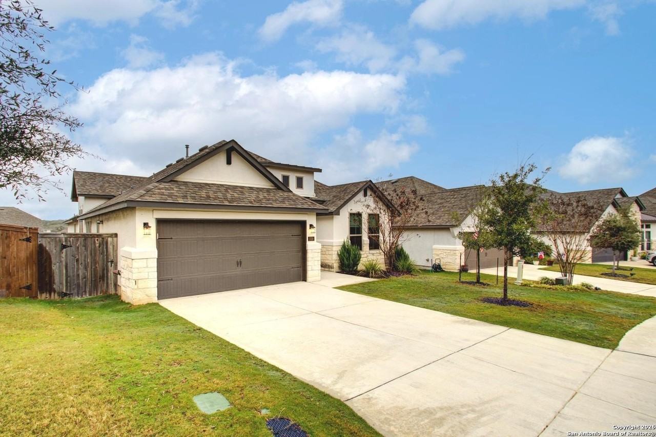 1038 Cadogan Squire - Photo 3 of 36