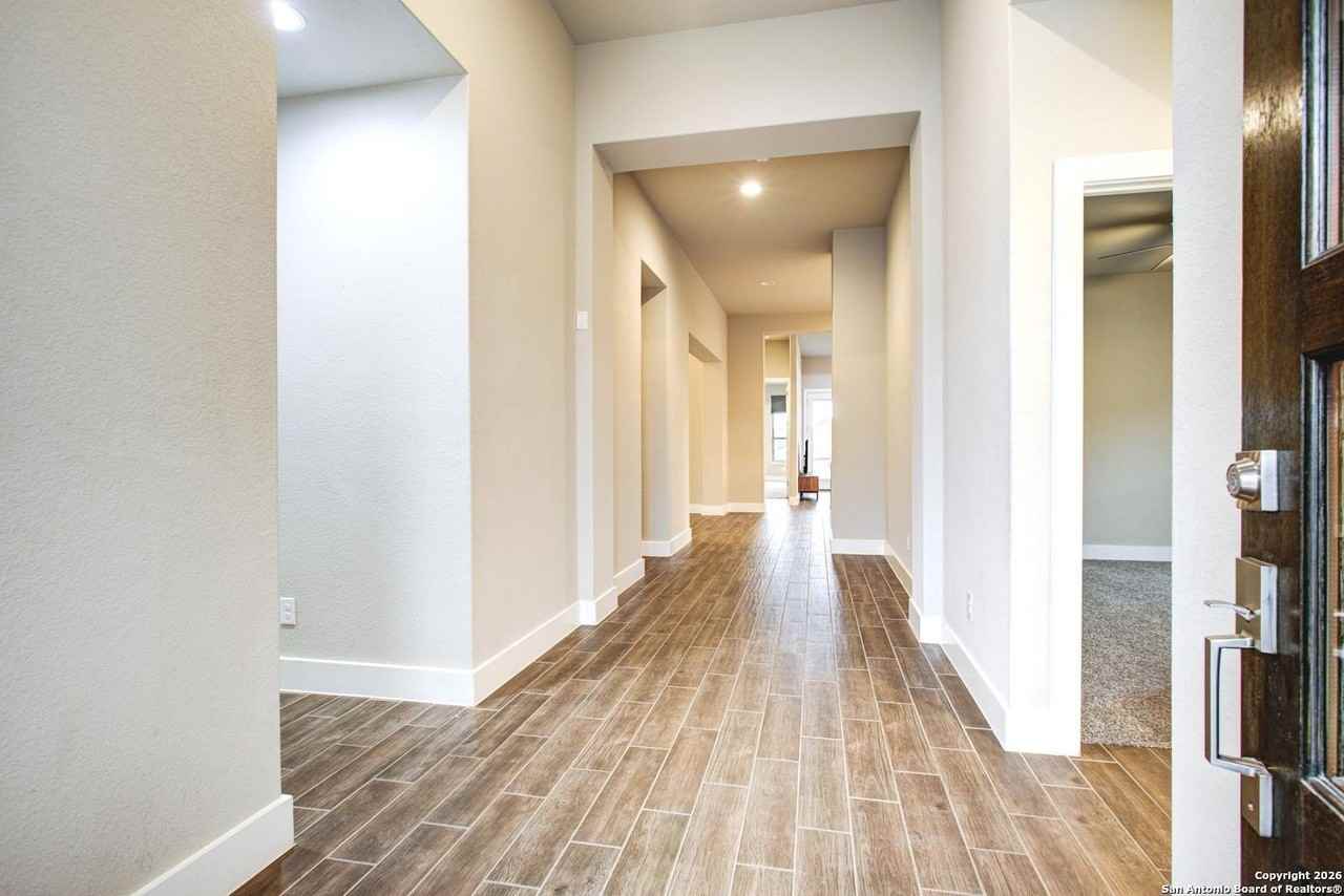 1038 Cadogan Squire - Photo 5 of 36