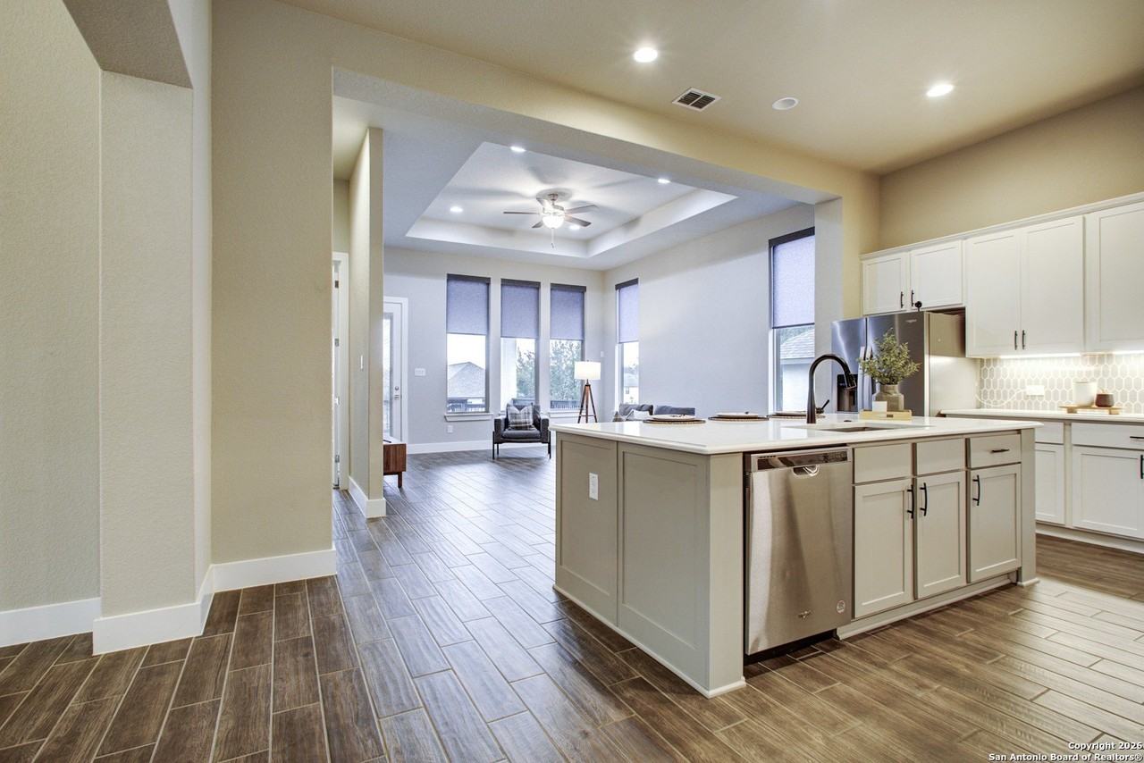 1038 Cadogan Squire - Photo 7 of 36