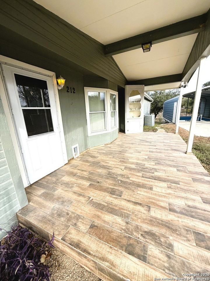 212 Thornton Ln - Photo 3 of 36