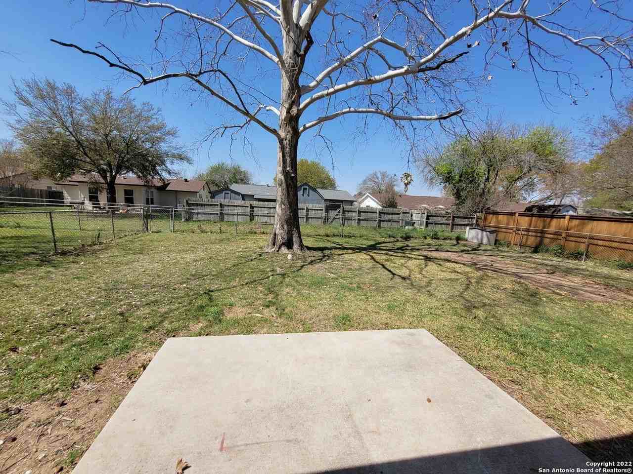 617 Pecan Dr - Photo 4 of 7