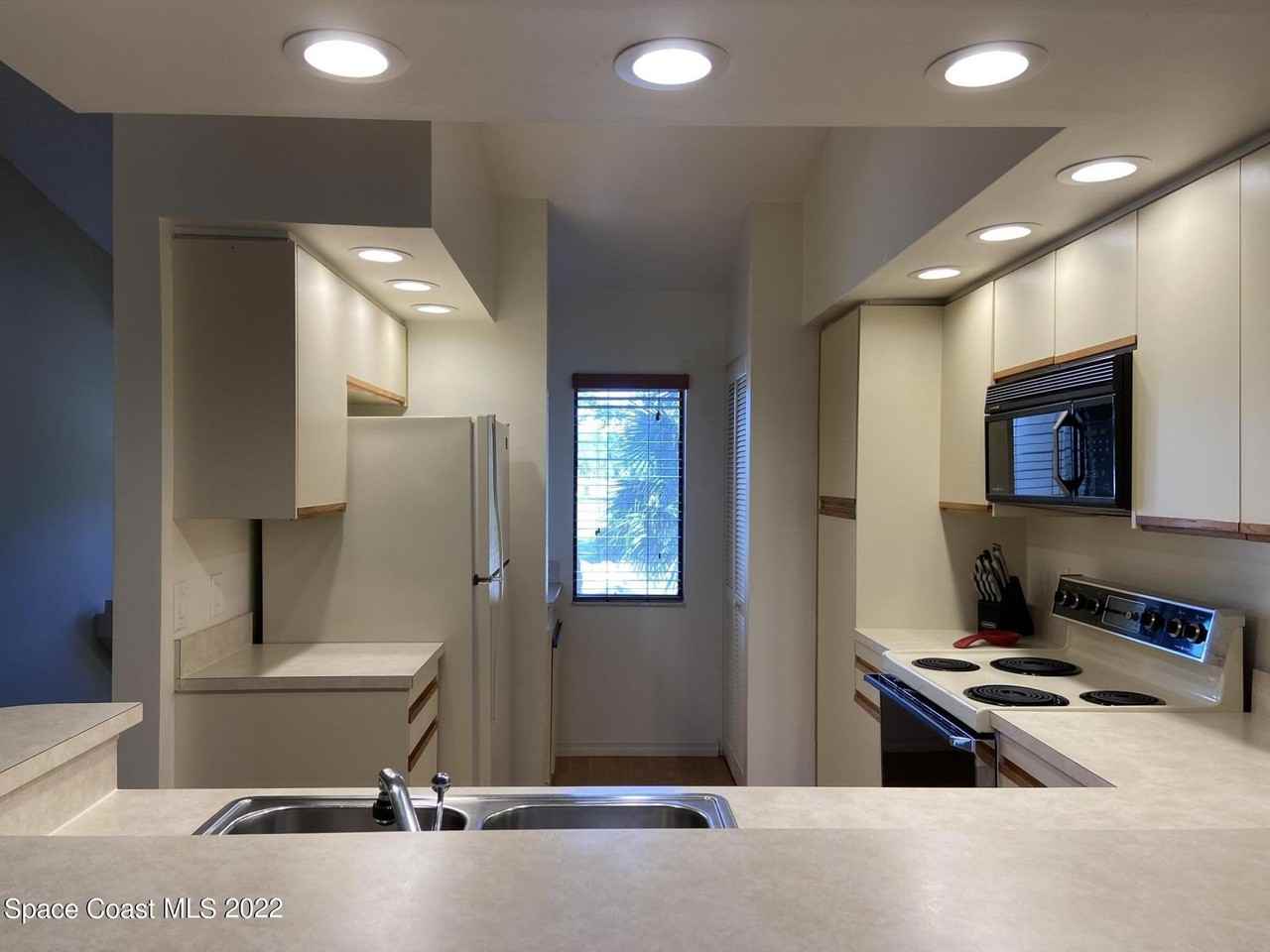 1039 Country Club Dr Unit 425 #425 - Photo 5 of 14