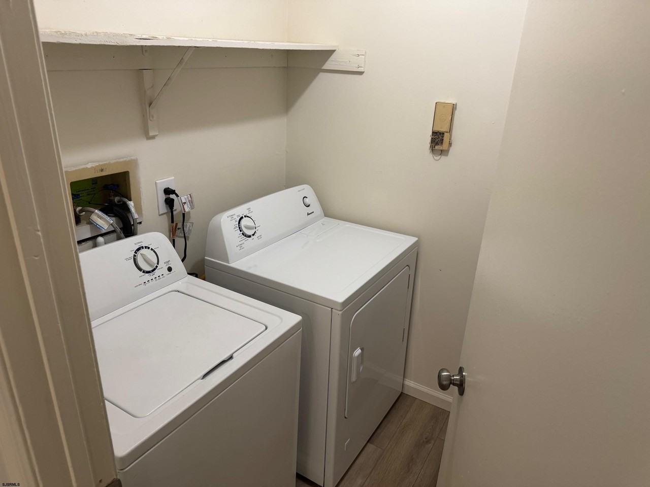 92 Sussex Pl - Photo 3 of 8