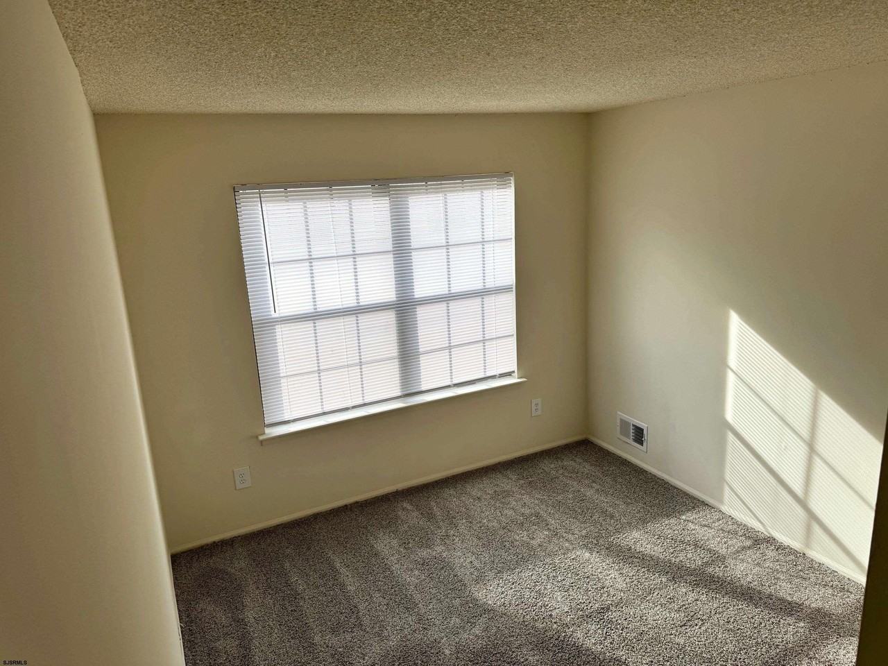 92 Sussex Pl - Photo 5 of 8