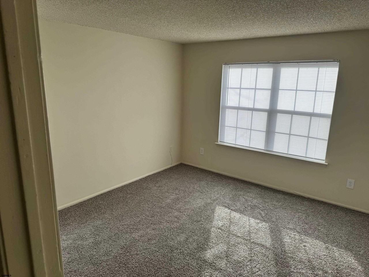 92 Sussex Pl - Photo 7 of 8