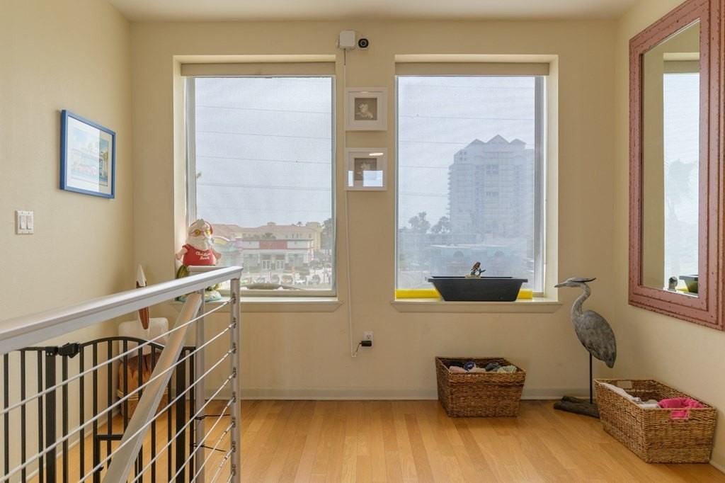 100 Harbor St - Photo 4 of 37