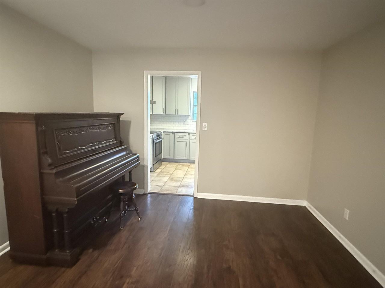 2033 Doomar Dr - Photo 5 of 17