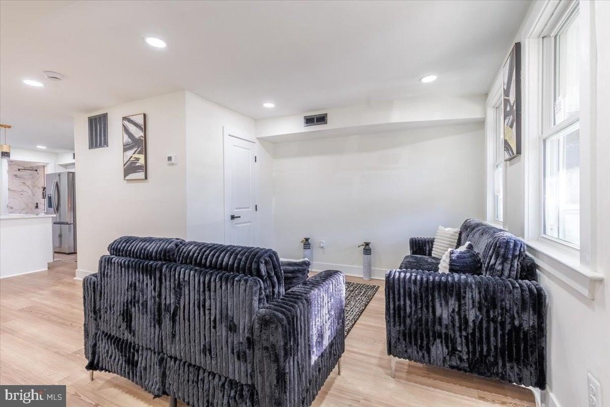 4702 Meade St Ne - Photo 6 of 28