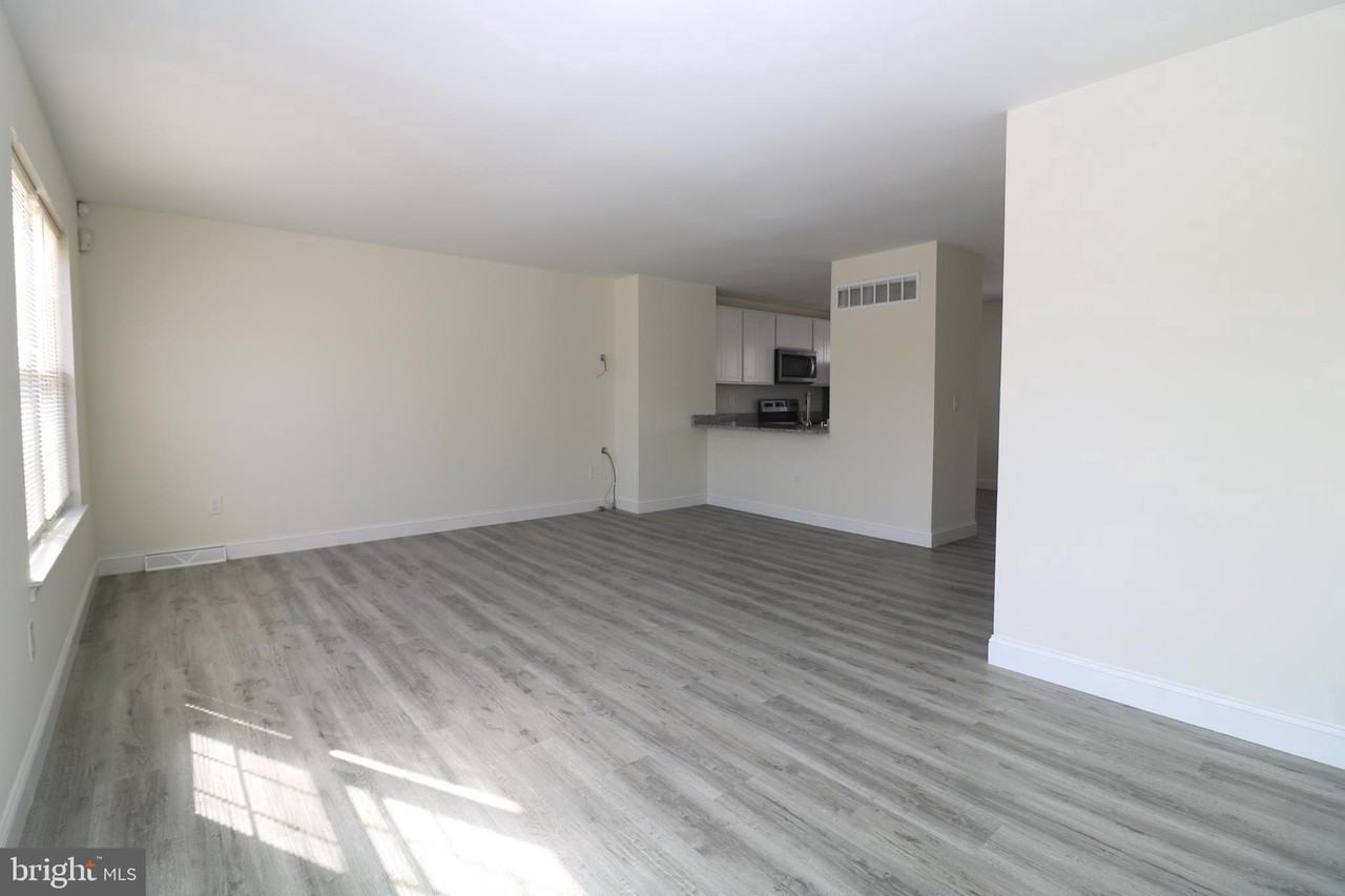 14 Starboard Ct Unit 4 #4 - Photo 5 of 30