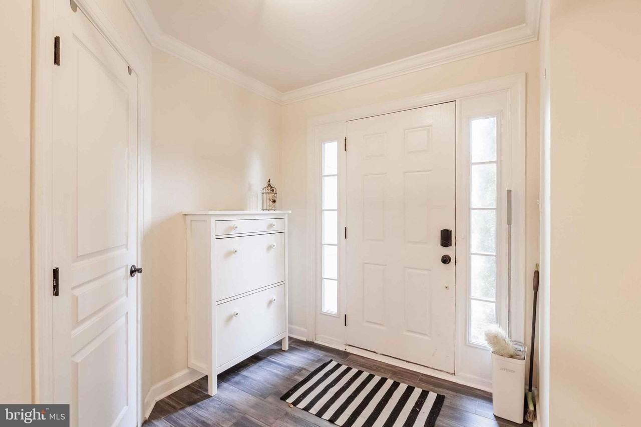 9733 Braidwood Ter - Photo 3 of 33