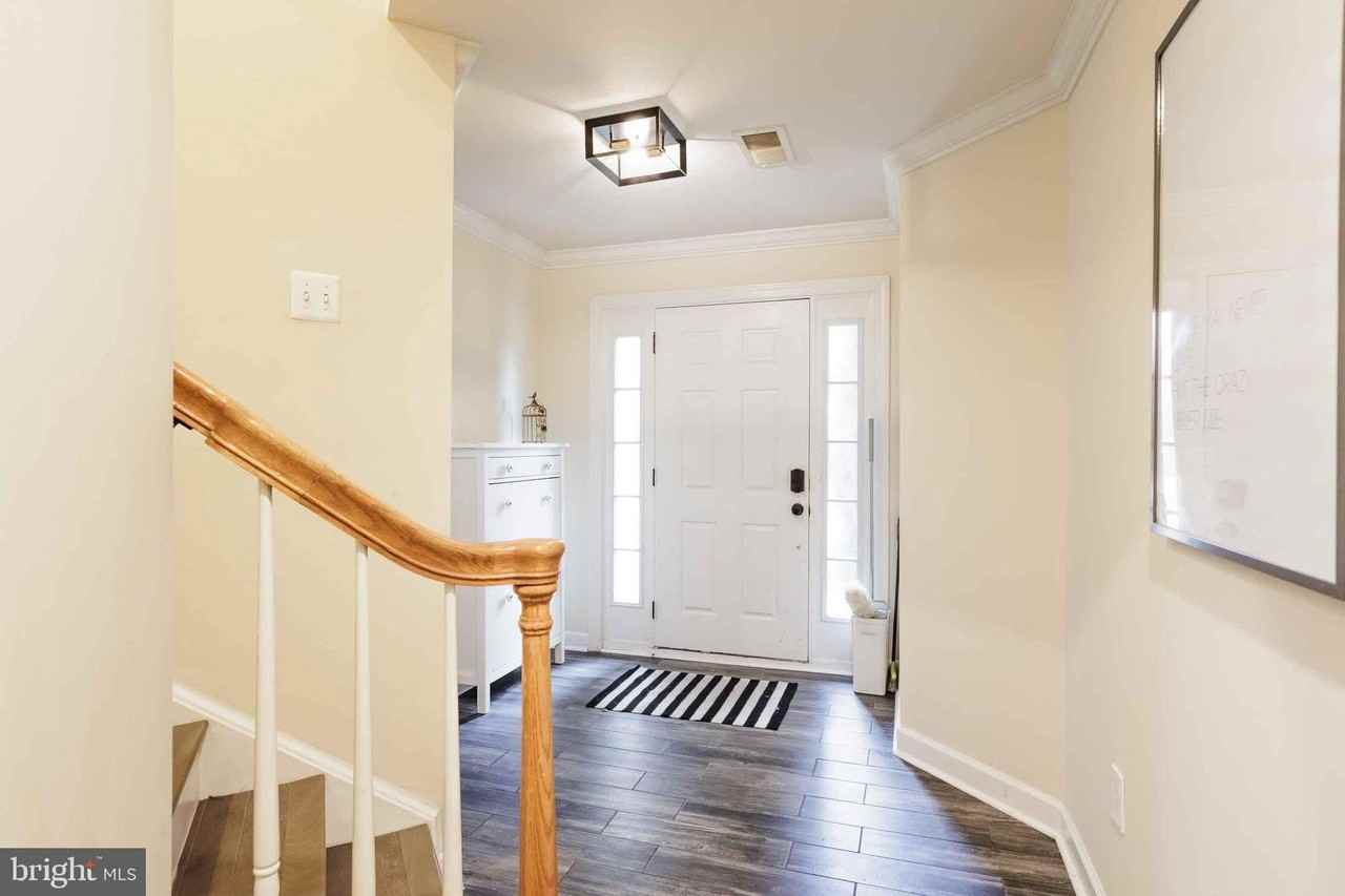 9733 Braidwood Ter - Photo 4 of 33