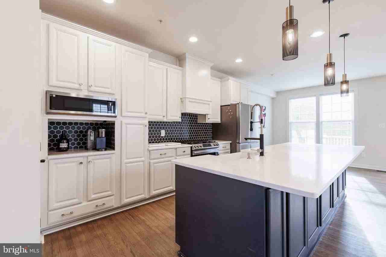 9733 Braidwood Ter - Photo 7 of 33