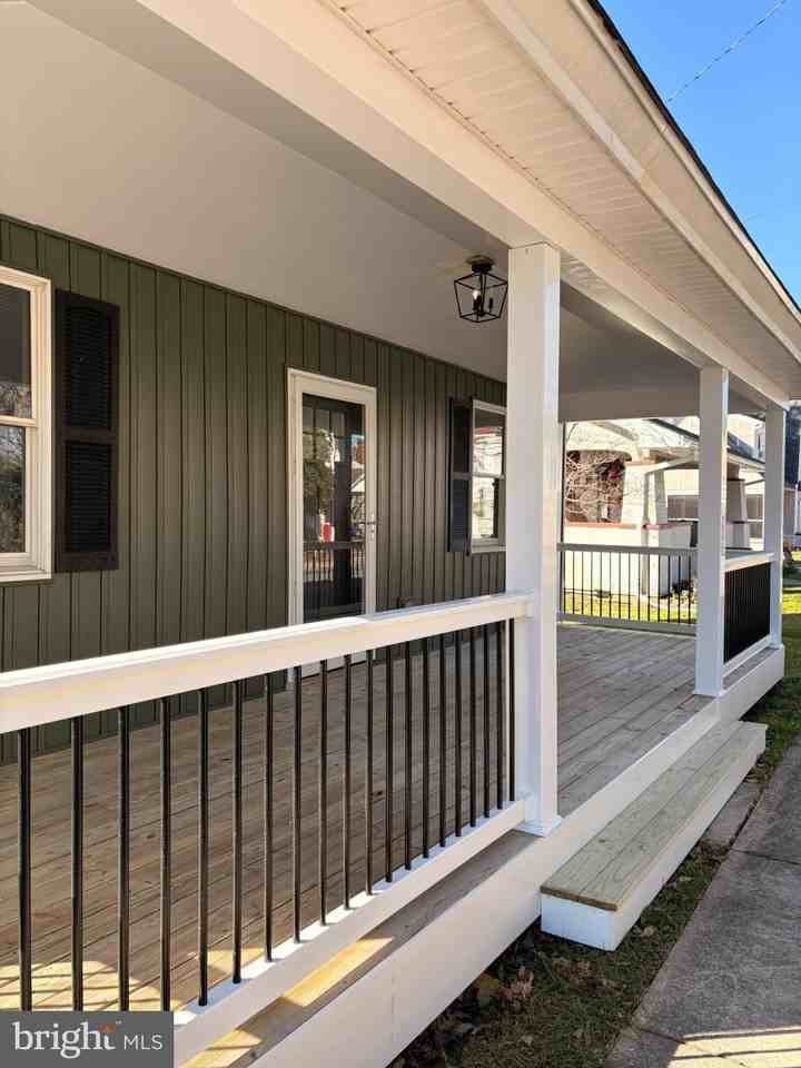 112 Walnut St - Photo 4 of 35