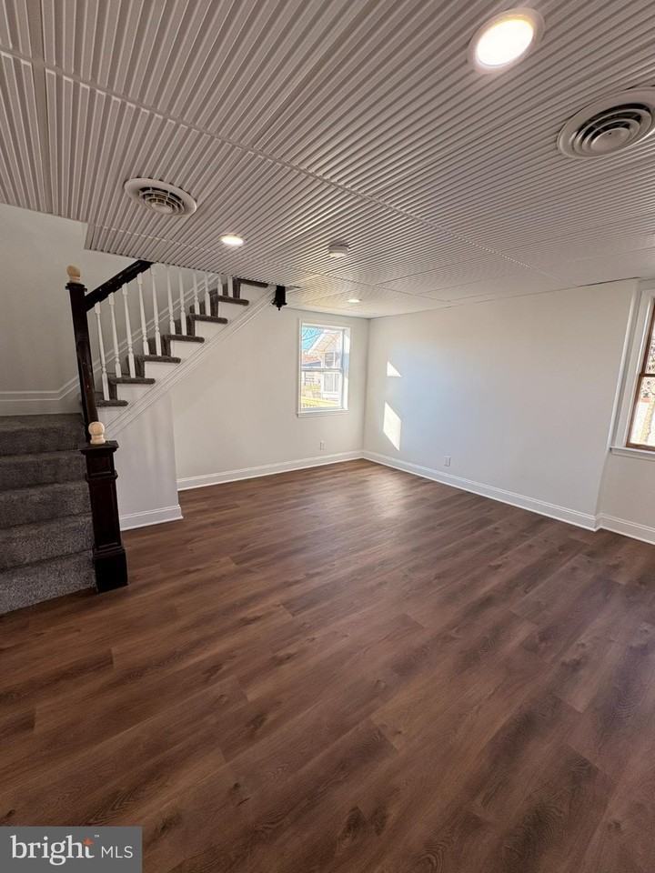 112 Walnut St - Photo 5 of 35