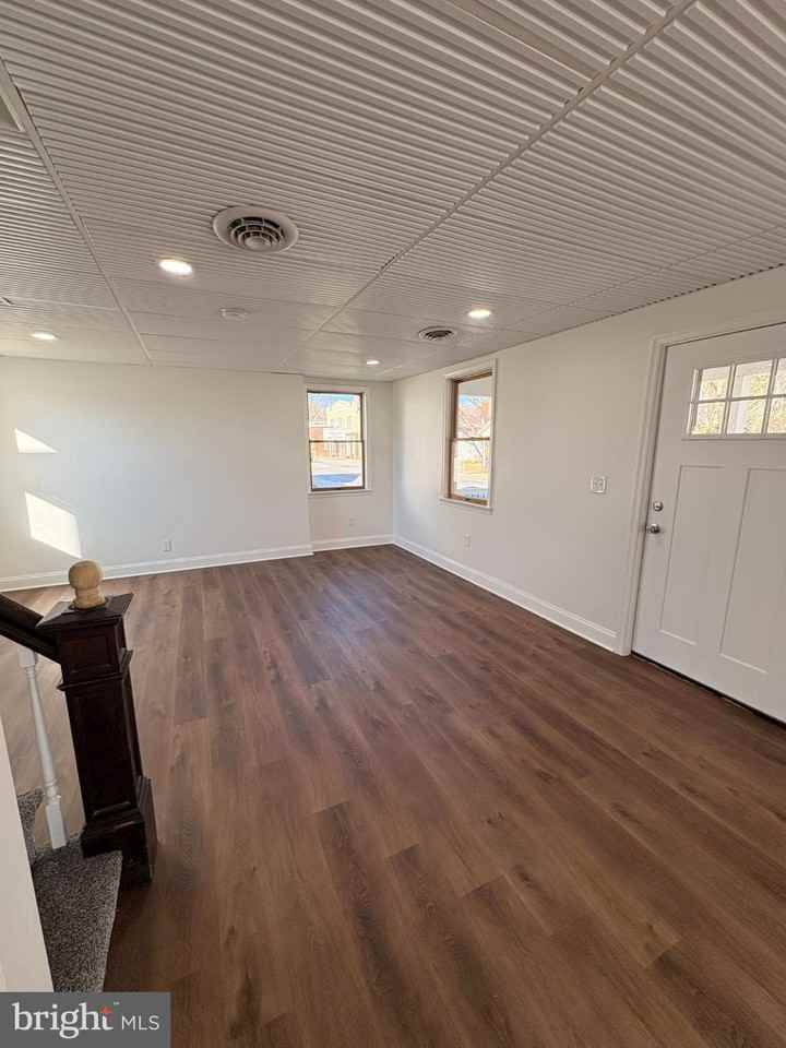 112 Walnut St - Photo 7 of 35