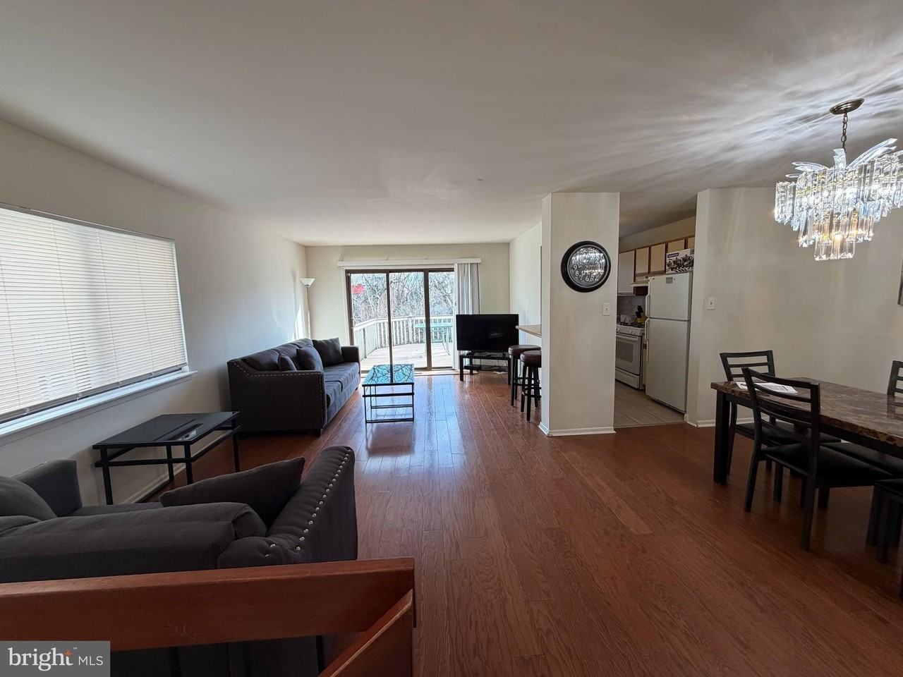 9331 Jamison Ave Unit B #B - Photo 4 of 26