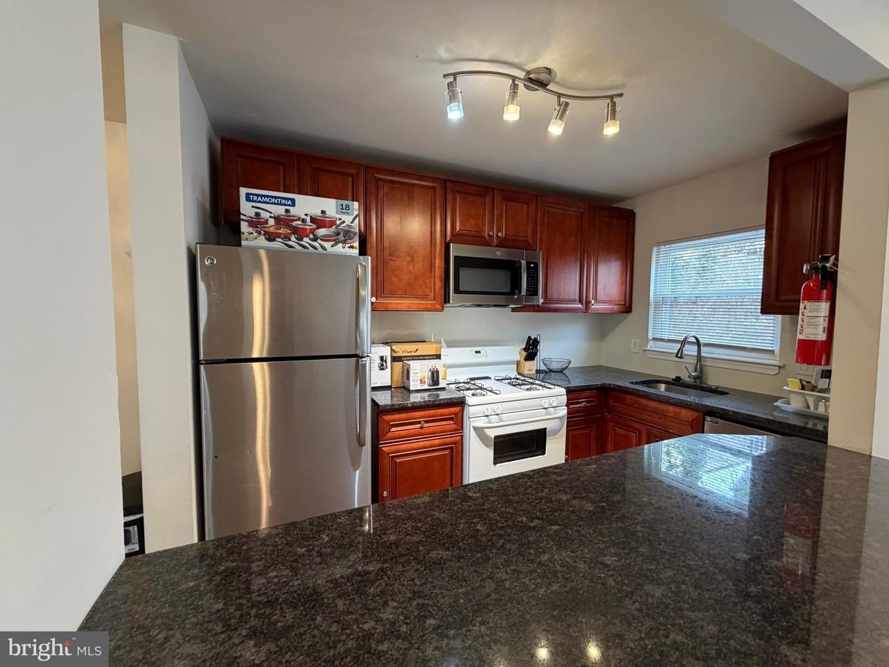 9334 Jamison Ave Unit B #B - Photo 6 of 26