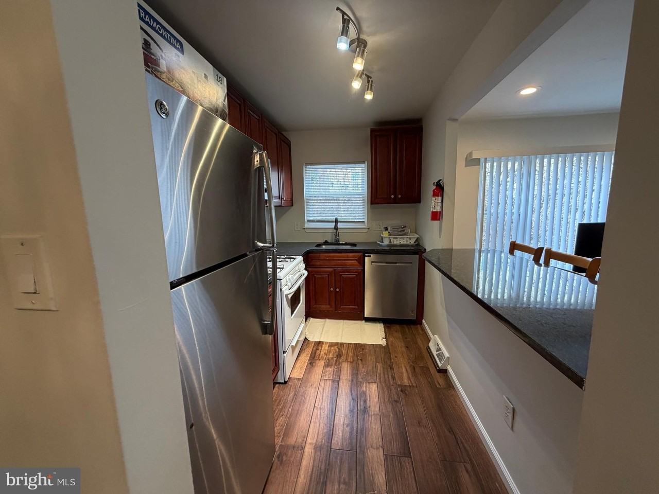 9334 Jamison Ave Unit B #B - Photo 7 of 26