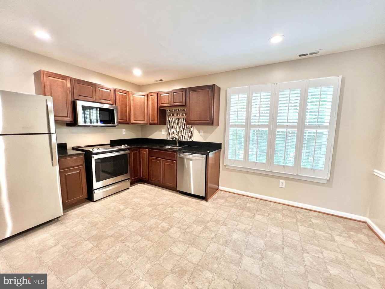 5504 Woodlawn Manor Ct - Photo 5 of 22