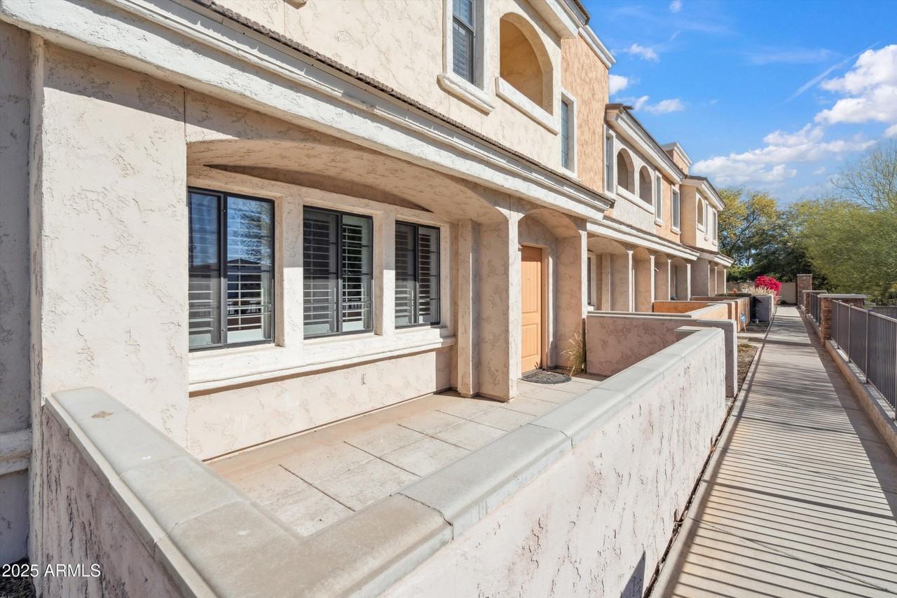 10757 N 74th St - Photo 2 of 40