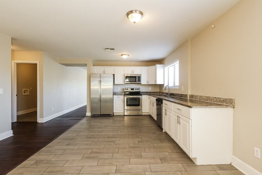 9642 W Kingman St - Photo 5 of 16