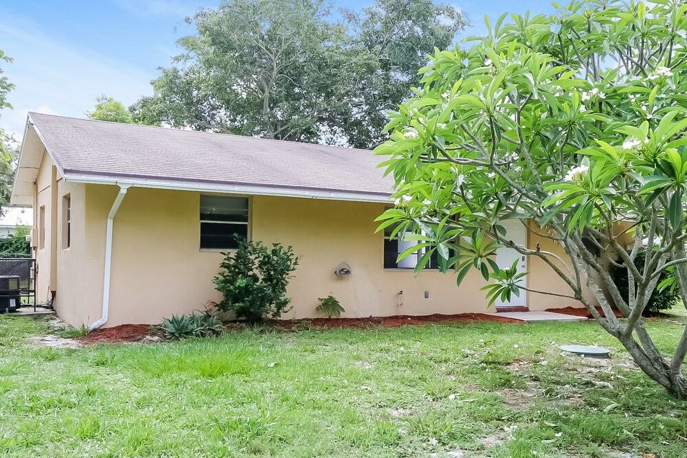 1211 Se Sea Oat Ln - Photo 4 of 16