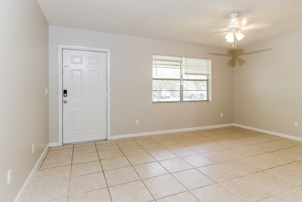 1211 Se Sea Oat Ln - Photo 5 of 16