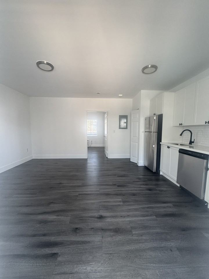 8401 Byron Ave - Photo 5 of 9