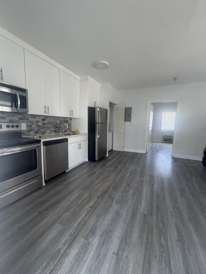 8401 Byron Ave - Photo 7 of 9