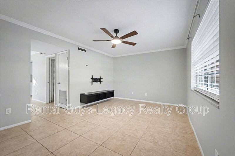 8204 Oxford Forest Dr - Photo 5 of 38