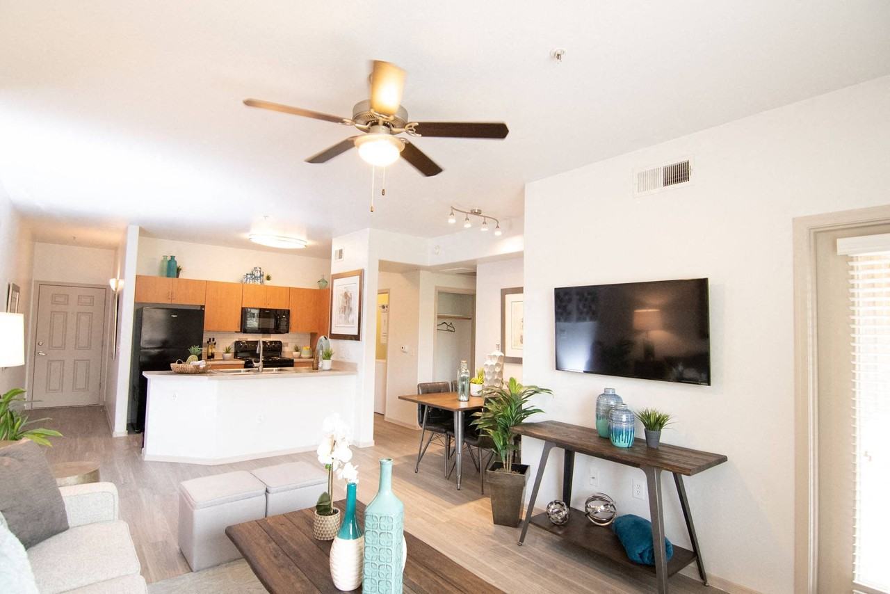 West Town Court - Photo 6 of 42