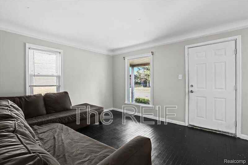 20045 Greenlawn St - Photo 3 of 24