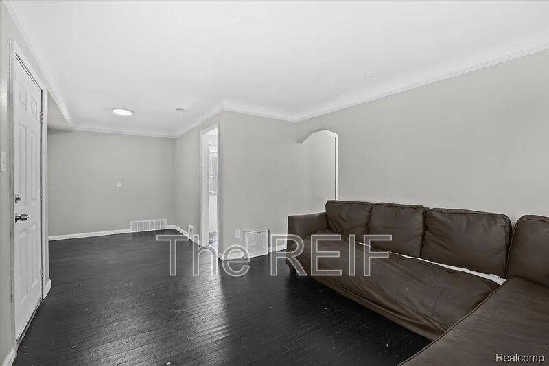 20045 Greenlawn St - Photo 4 of 24