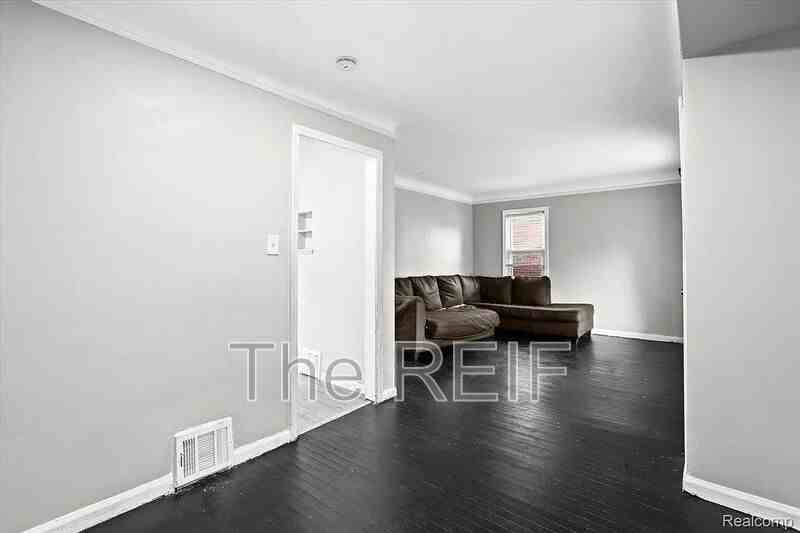 20045 Greenlawn St - Photo 5 of 24