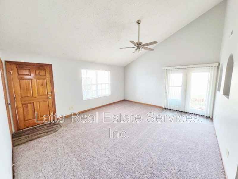 403 N Austin St - Photo 4 of 12