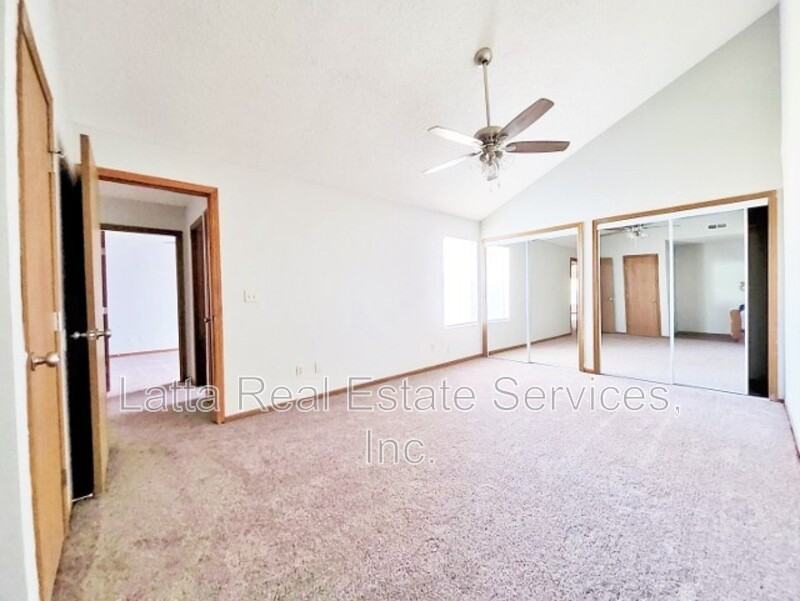 403 N Austin St - Photo 7 of 12