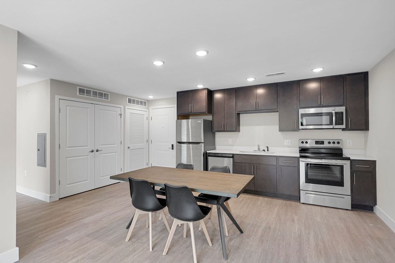 707 W Springfield Ave - Photo 2 of 50