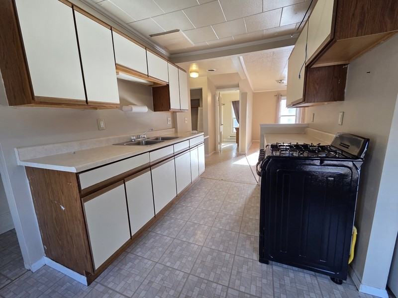 586 Bowen Street/805 E. Parkway Ave. - Photo 2 of 15