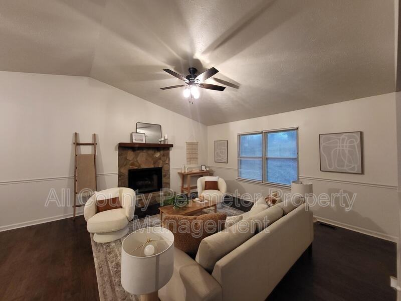 3992 Joshua Ln - Photo 4 of 15