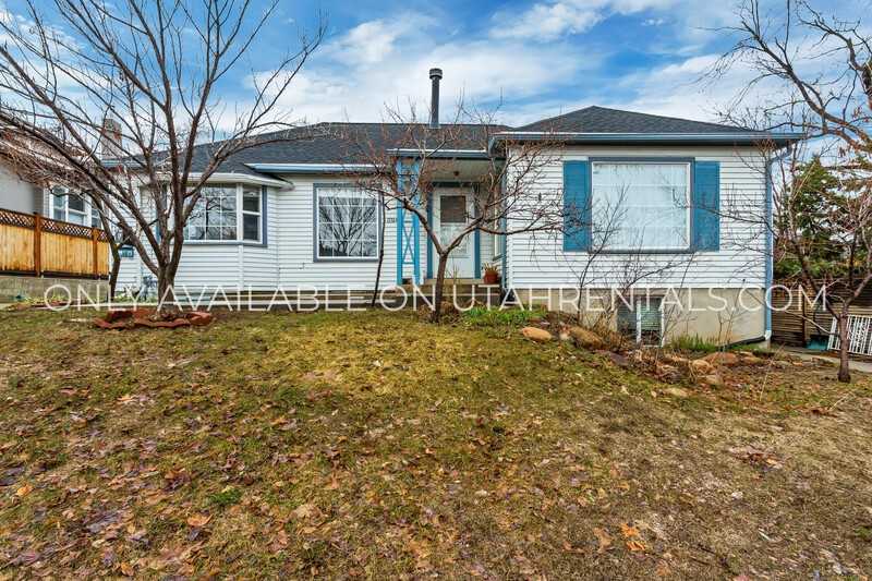 1116 E St #C - Photo 3 of 7