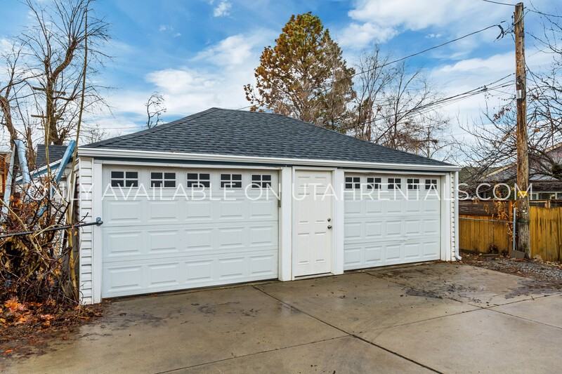 1116 E St #C - Photo 5 of 7