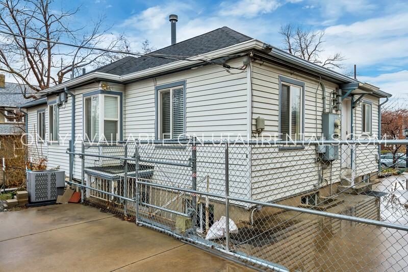 1116 E St #C - Photo 6 of 7