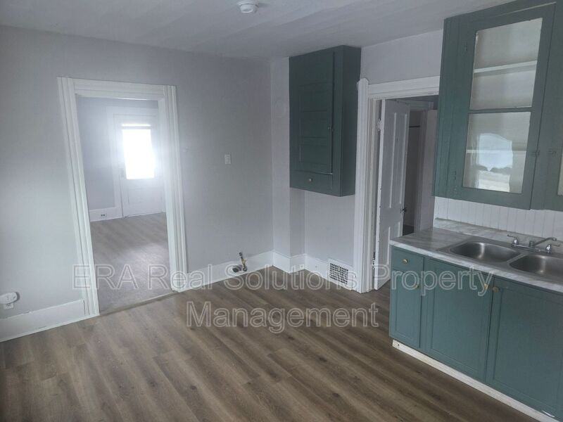 8809 Tompkins Ave Uppr - Photo 3 of 12