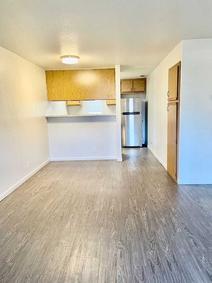 Hollister Apartment Complex - Photo 6 of 17