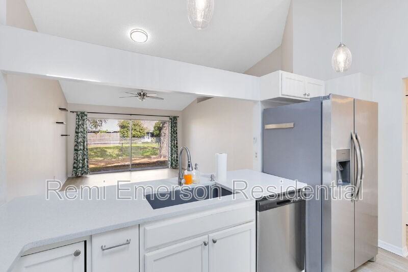 7951 Merrimac Cove Dr - Photo 3 of 21