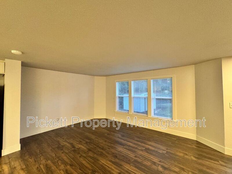 2018 Jensen Ave Ne - Photo 3 of 16