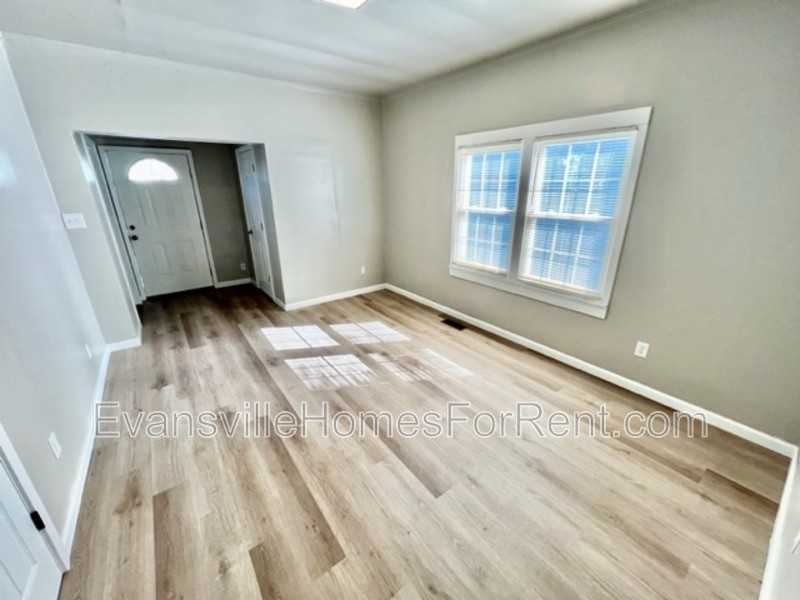 2814 B St - Photo 2 of 7